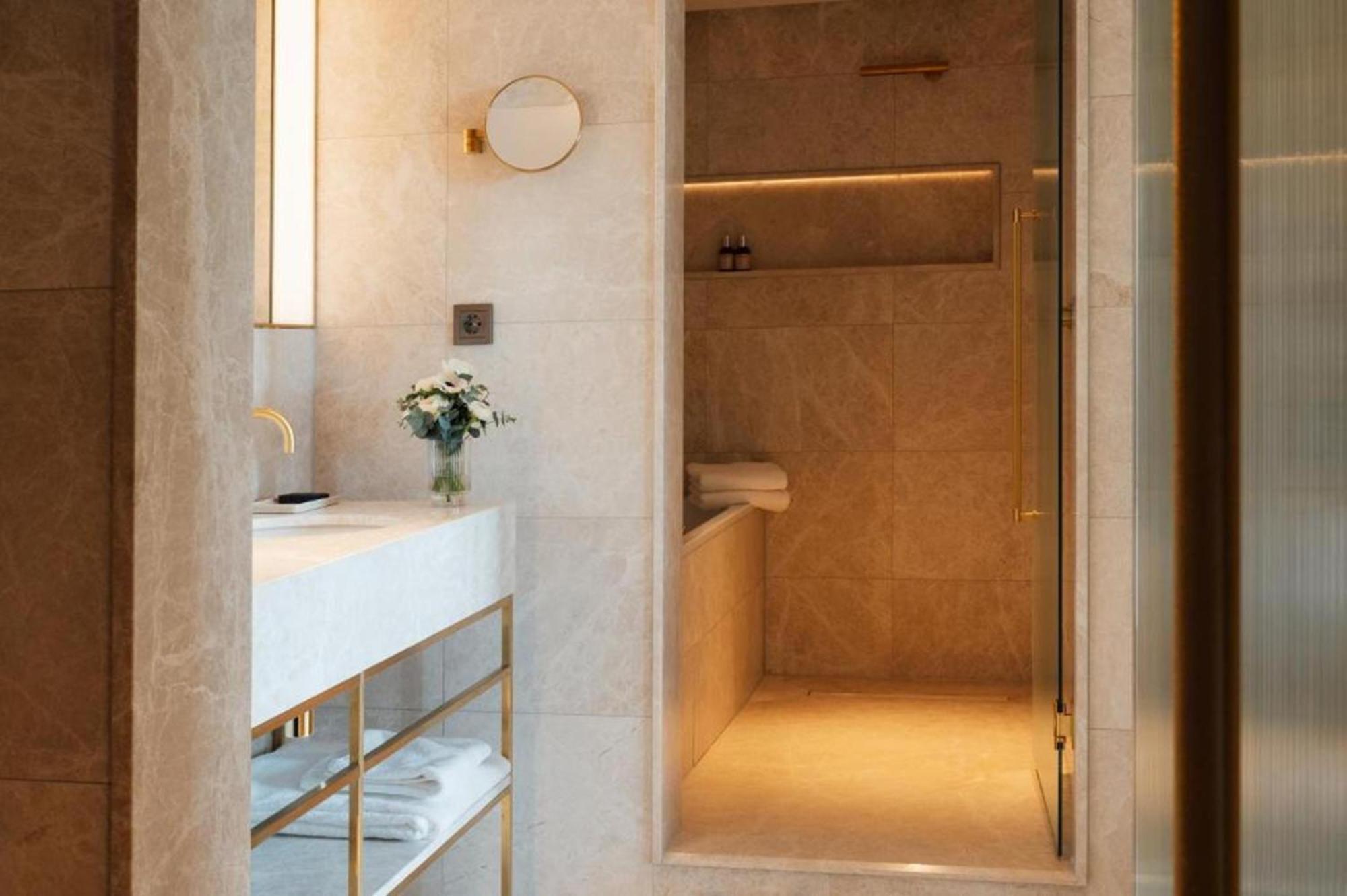 Almanac Palais Vienna Hotel Ngoại thất bức ảnh A shower cubicle