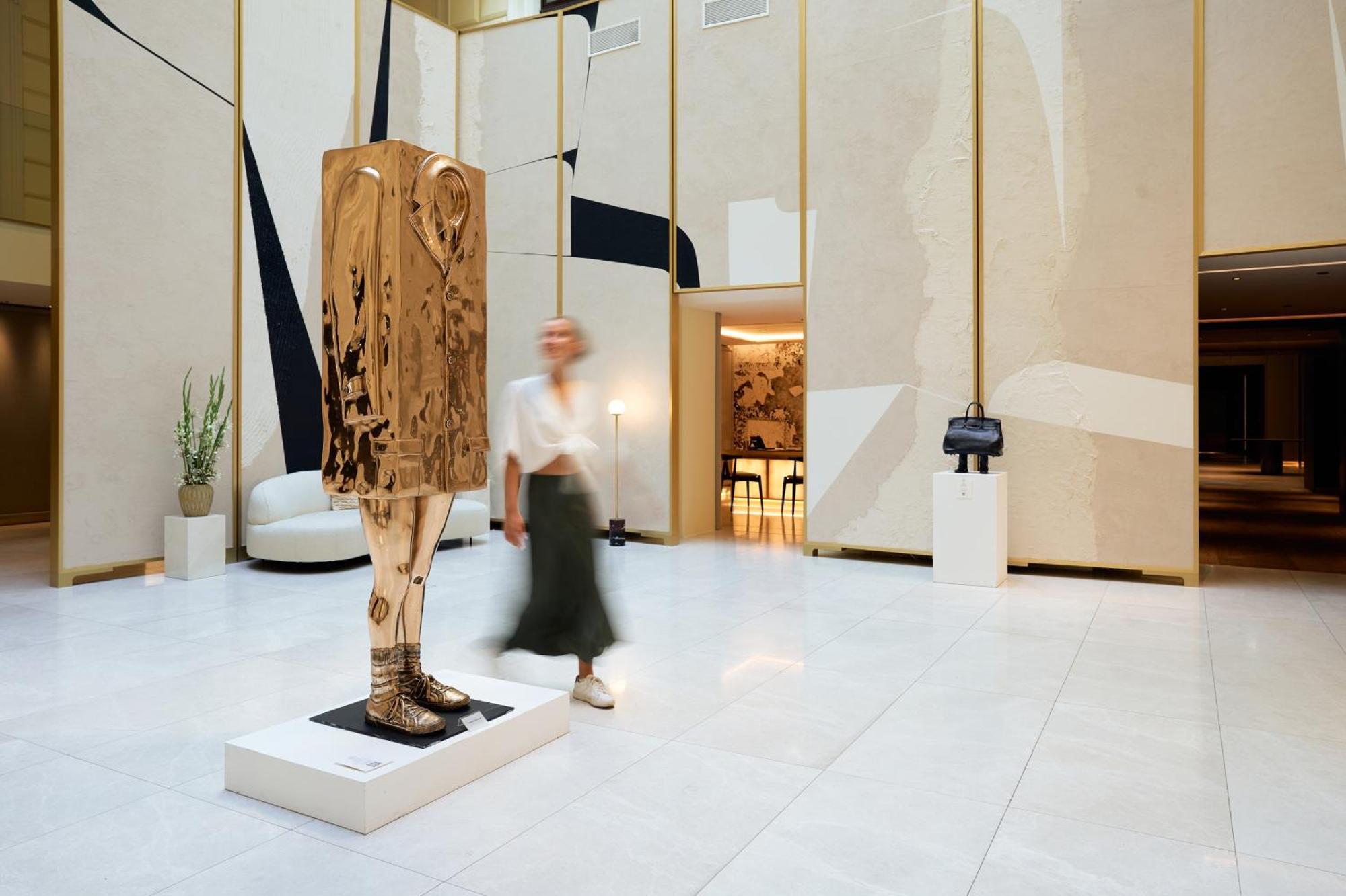 Almanac Palais Vienna Hotel Ngoại thất bức ảnh The sculpture in the lobby of the Four Seasons Hotel, London