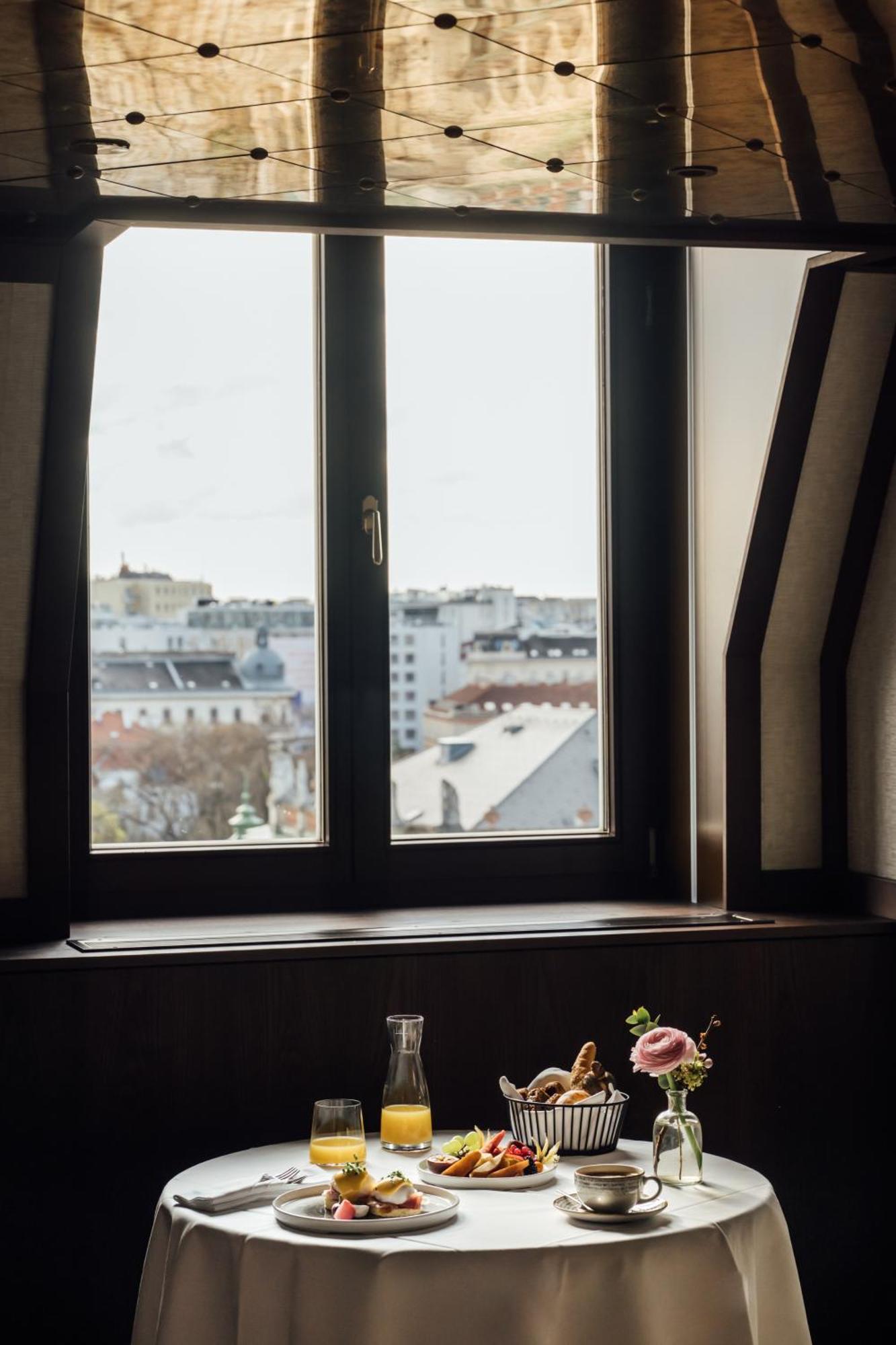 Almanac Palais Vienna Hotel Ngoại thất bức ảnh A window