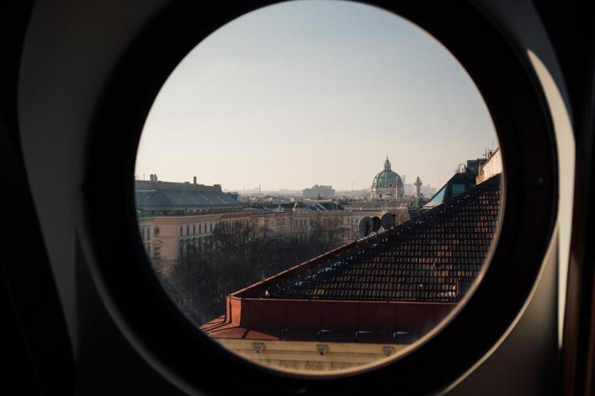 Almanac Palais Vienna Hotel Ngoại thất bức ảnh View through a circular window