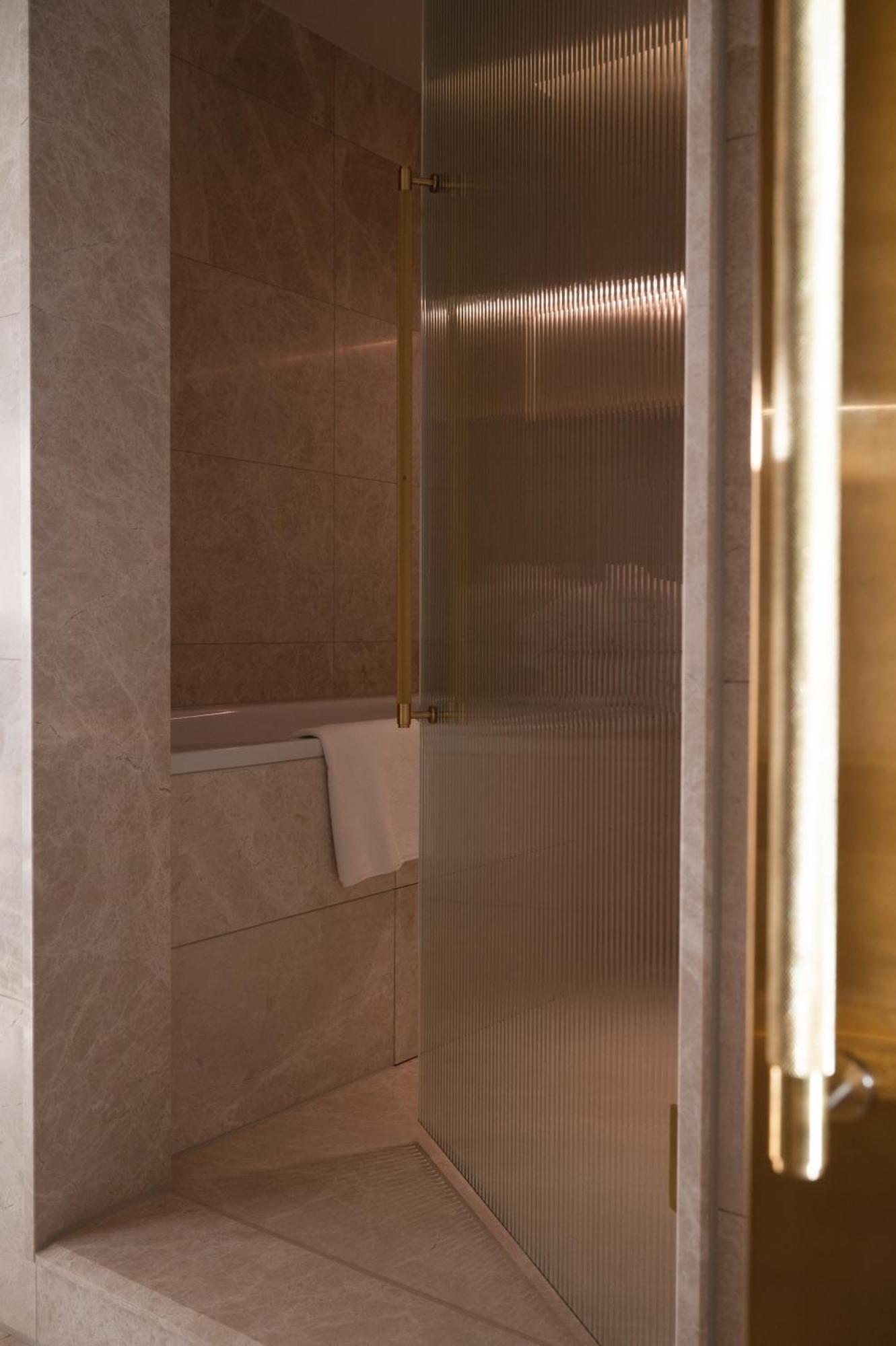Almanac Palais Vienna Hotel Phòng bức ảnh A shower door
